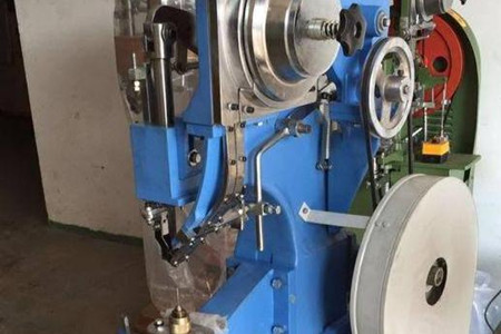 購買氣液增壓鉚釘機時主要看哪些方面？